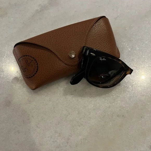 Ray-Ban Folding Wayfarer Tortoise Sunglasses - Picture 6 of 9